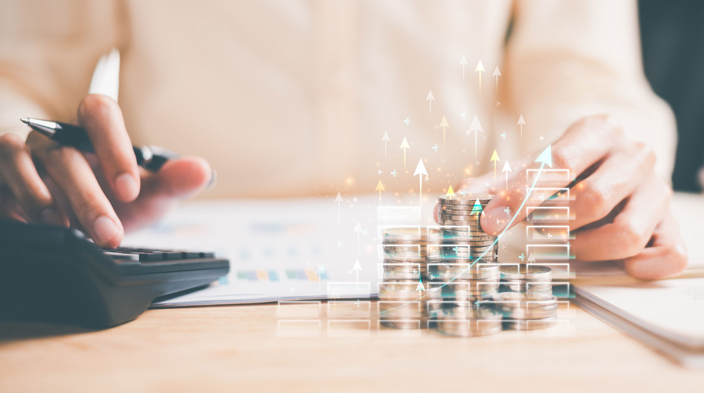 Graphiques et tableaux de performance financière disposés sur le bureau d'un analyste avec calculatrice et documents