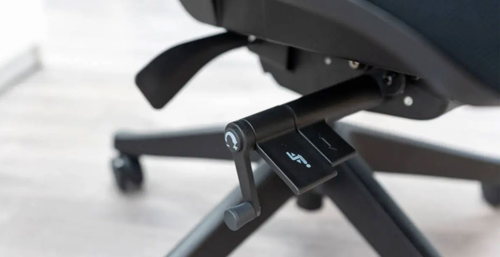 Vue de profil d'une personne assise correctement sur un siège ergonomique montrant les angles anatomiques optimaux